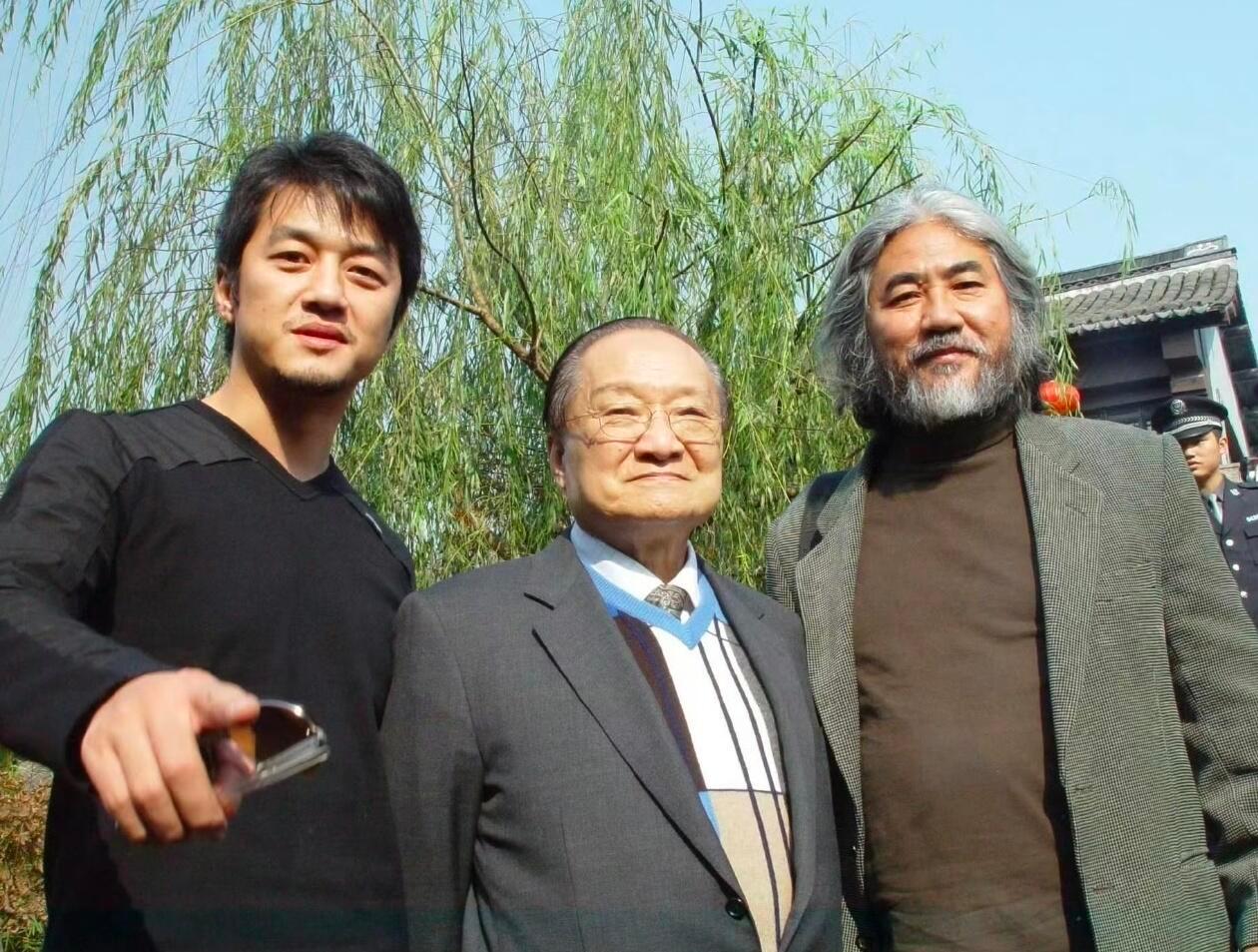 这是拍笑傲江湖时期，李亚鹏这时才20来岁照片中还有金庸老爷子，武侠小说的泰斗。还