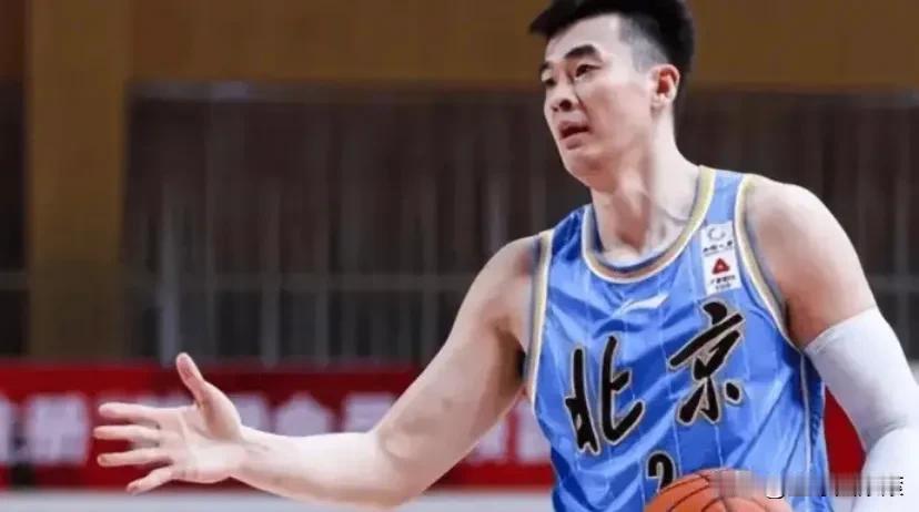 不知道大家是否还记得他！
他叫李慕豪！
一个身高219，能跑能跳，投篮姿势优秀的