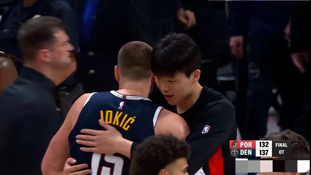 开拓者新星杨瀚森真是太受宠若惊了！在今天掘金主场以137：132险胜开拓者的赛后