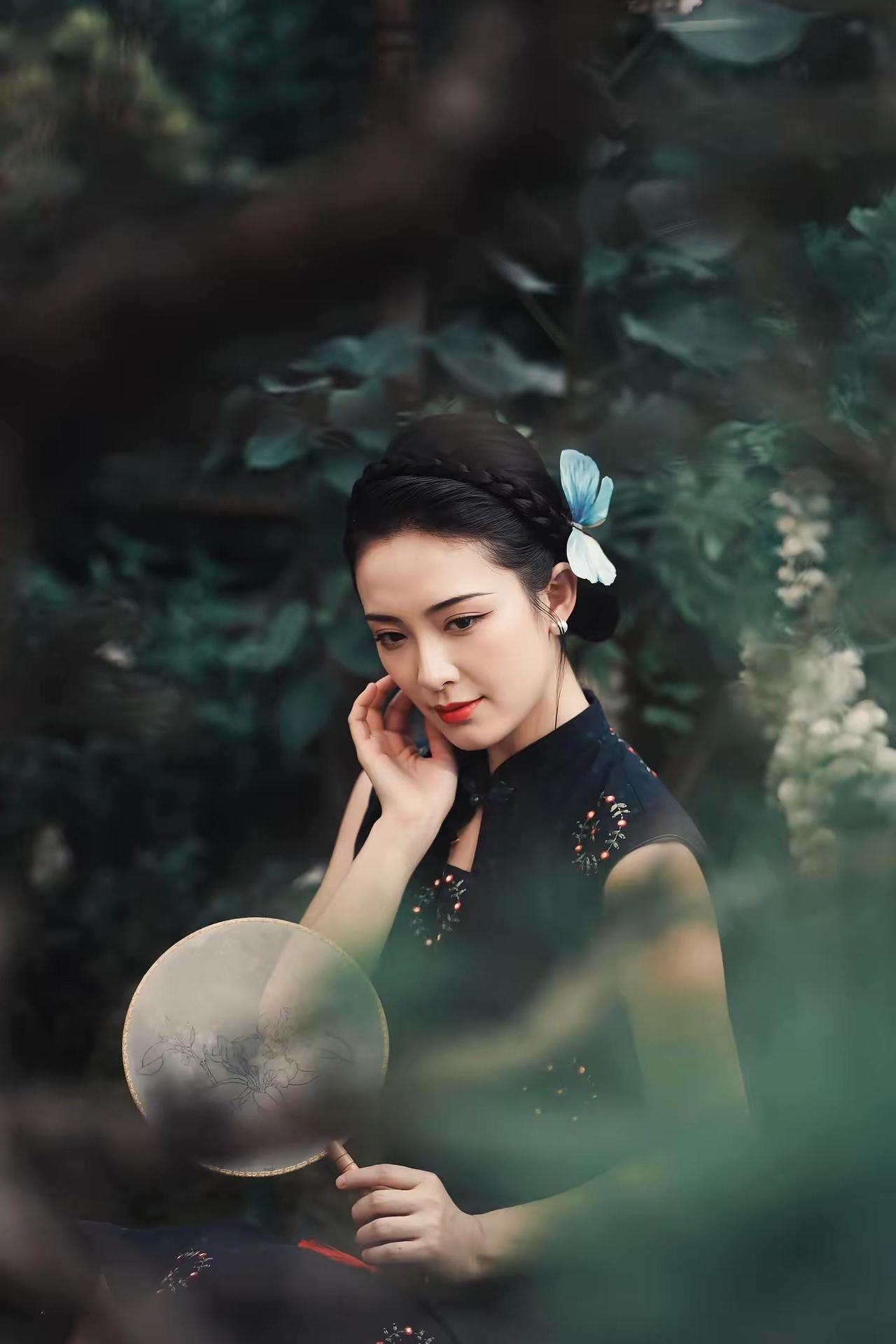 南墙冷落，竹烟槐雨。穿旗袍感受东方美 旗袍美人 东方美学