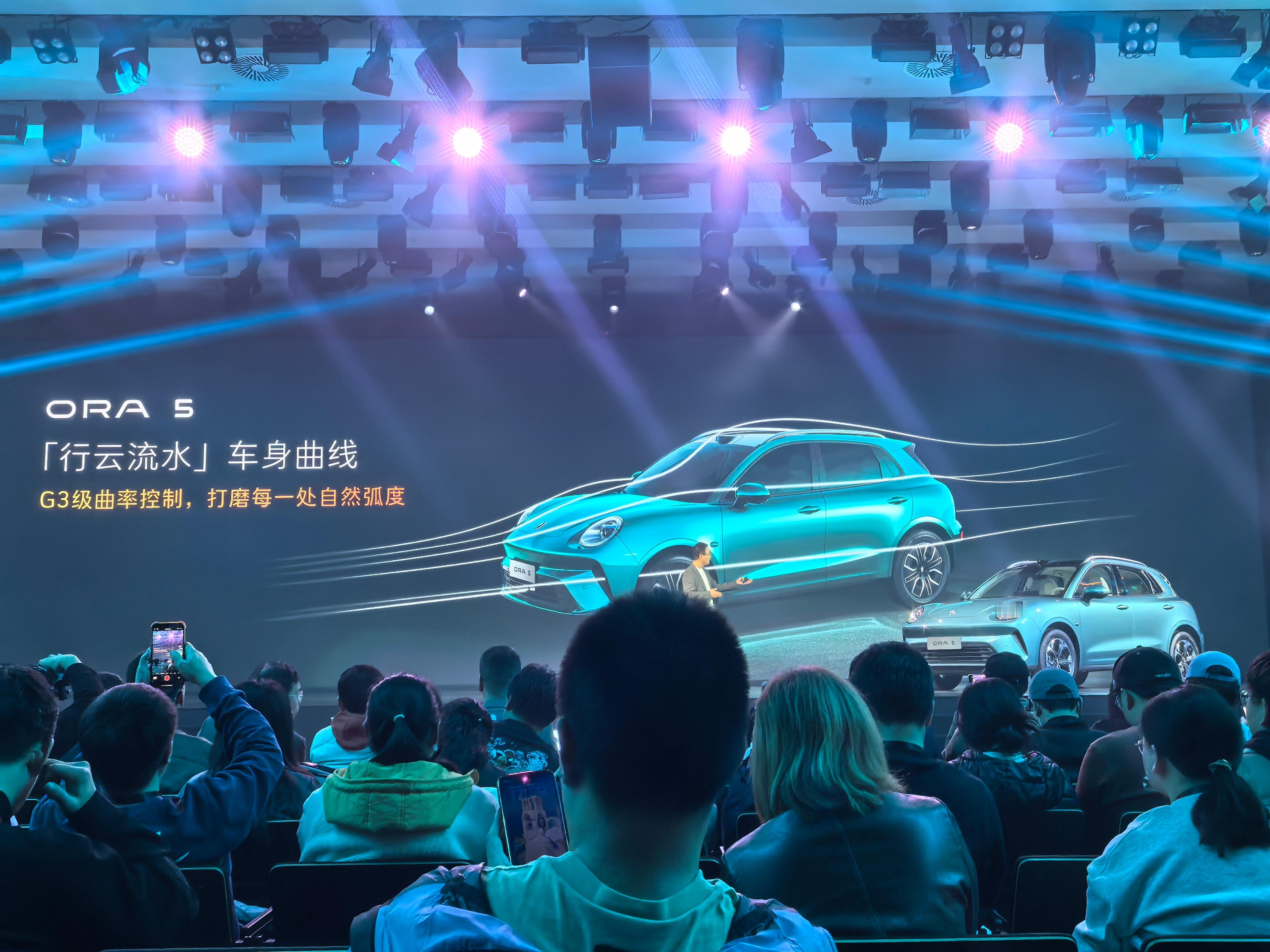 欧拉5颜值是真的高，采用“全曲面”设计语言，圆润线条配上水滴大灯带来复古感的同时