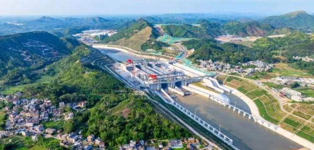钦州等了三十年，等来一条河。
 
过去钦州沿海却无江河通航入海，港口吞吐量长期被