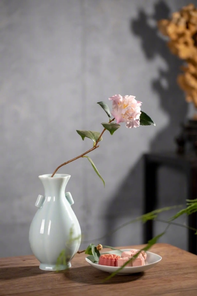 见人只说三分话，未可全抛一片心；话到嘴边留半句，事到临头让三分；饱经世故少开口，