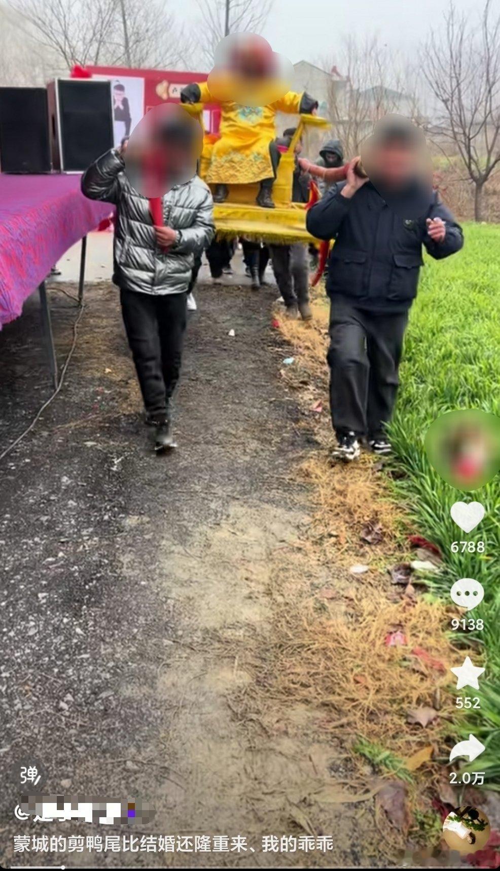 安徽小男孩剪鸭尾，就是后脑勺的一根小辫子。小时候还以为是当地时兴的发型，原来里面