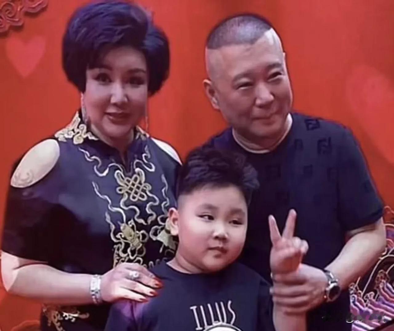 网友们都心疼郭麒麟，说郭德纲只爱小儿子，不爱大儿子，小儿子读好的学校，接受好的教