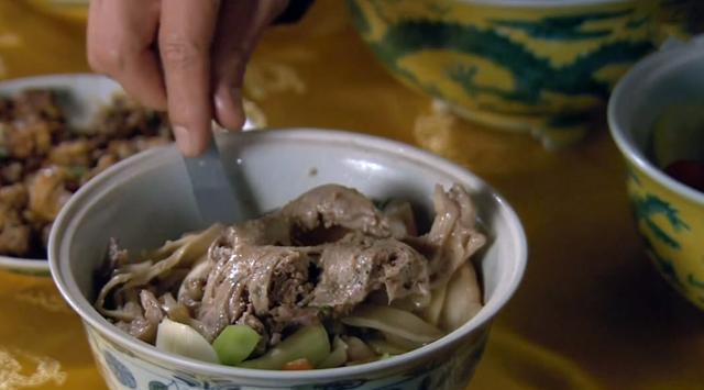 这顿饭，吃得那真是胆战心惊啊，一会看看这个，一会看看那个，她还很少有这样的表情呢