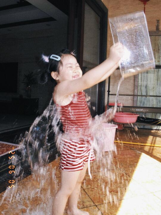 一个没注意，怎么突然在阳台玩水啦！！！