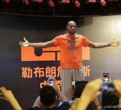 【NBA球星詹姆斯抵达武汉】7月26日，詹姆斯与武汉球迷互动。当日，上赛季NBA