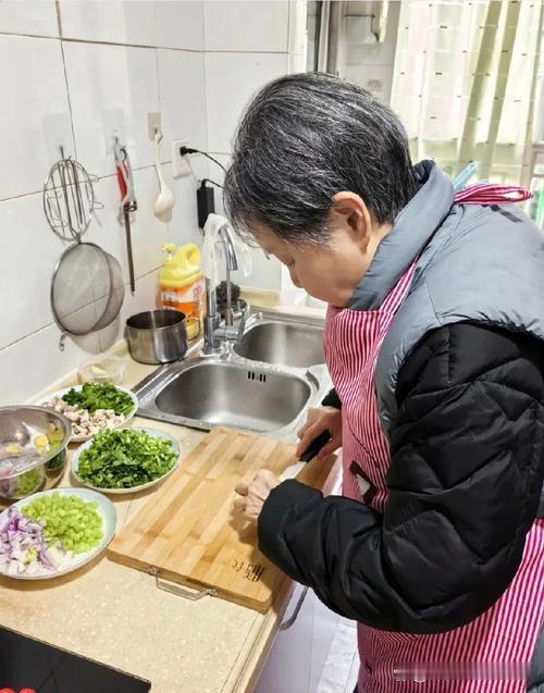 同时，现代人无论大人孩子都沉迷于手机游戏，除了吃饭睡觉都不愿意放下手机，连亲人见