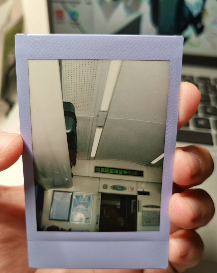 发现自己是拍立得杀手拿起拍立得照片的故事感莫名就丰富起来了有一种把照片拍诡异的能