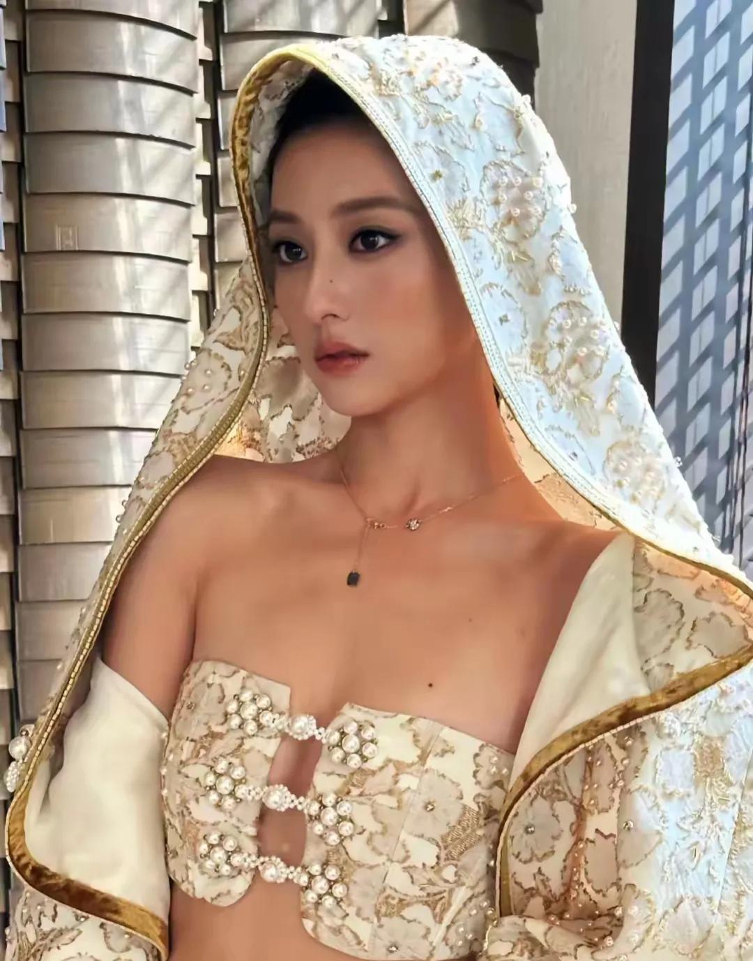 胡连馨写真集，每一帧皆是风情万种，尽显精致女人的独特韵味。她以镜头为笔，勾勒出细