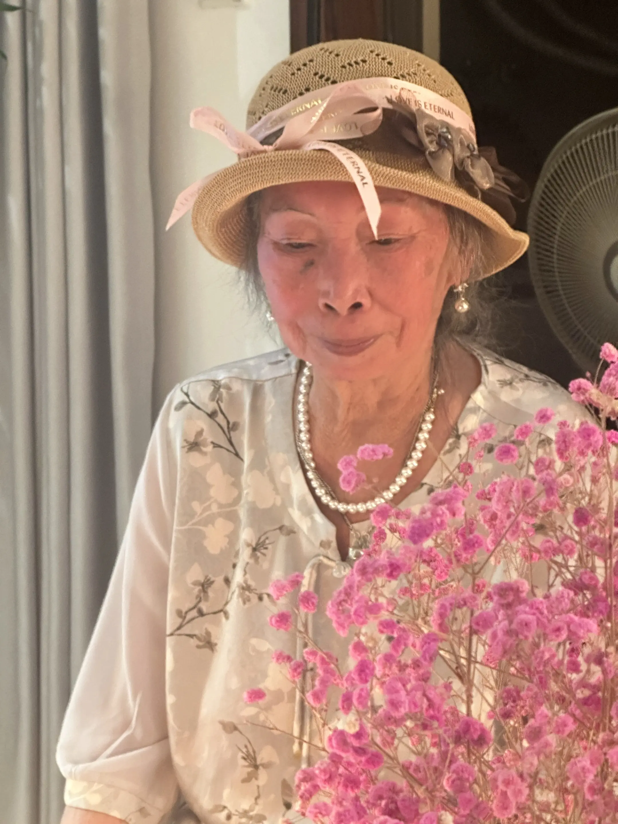 这个老太婆， 正式进入75岁， 一生睡过两个男人； 生了五个子女， 帮...