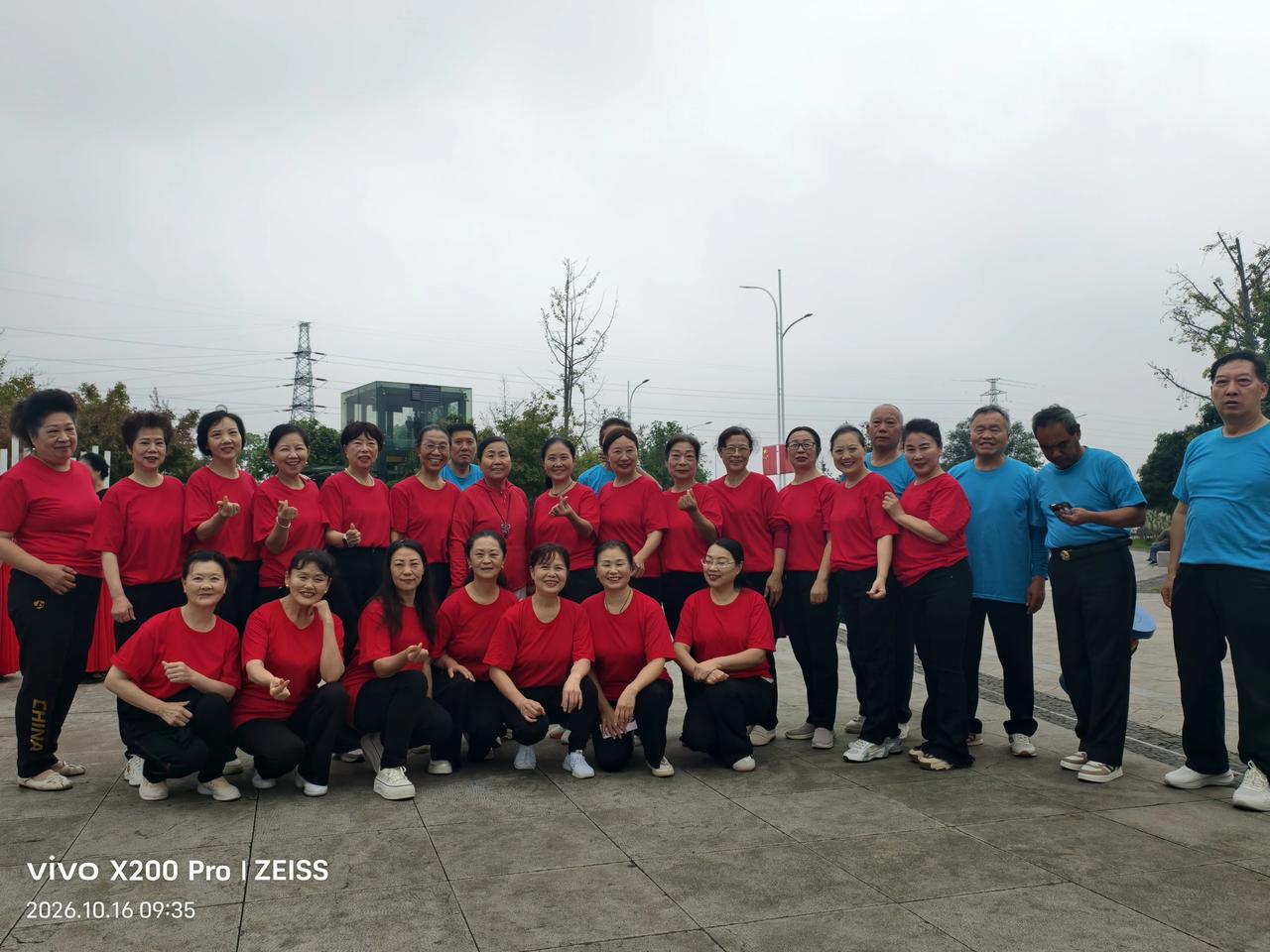 今早的岘山广场格外热闹，“银龄风采，文明润重阳”文艺演出就在这里拉开帷幕，今日天