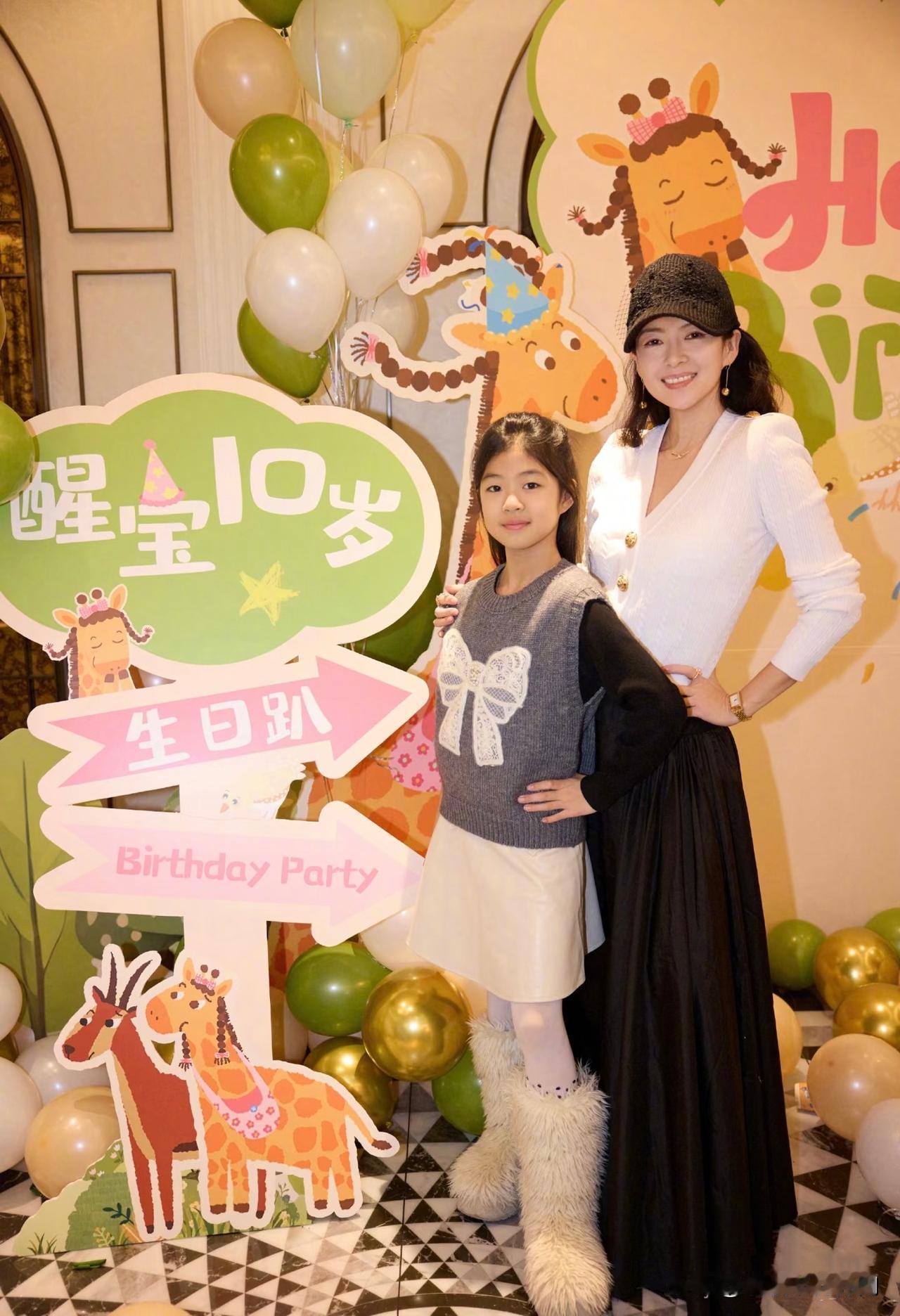 醒醒10岁了，章子怡的基因能把和汪峰的女儿颜值掰回成这样已经特别了不起了。

汪