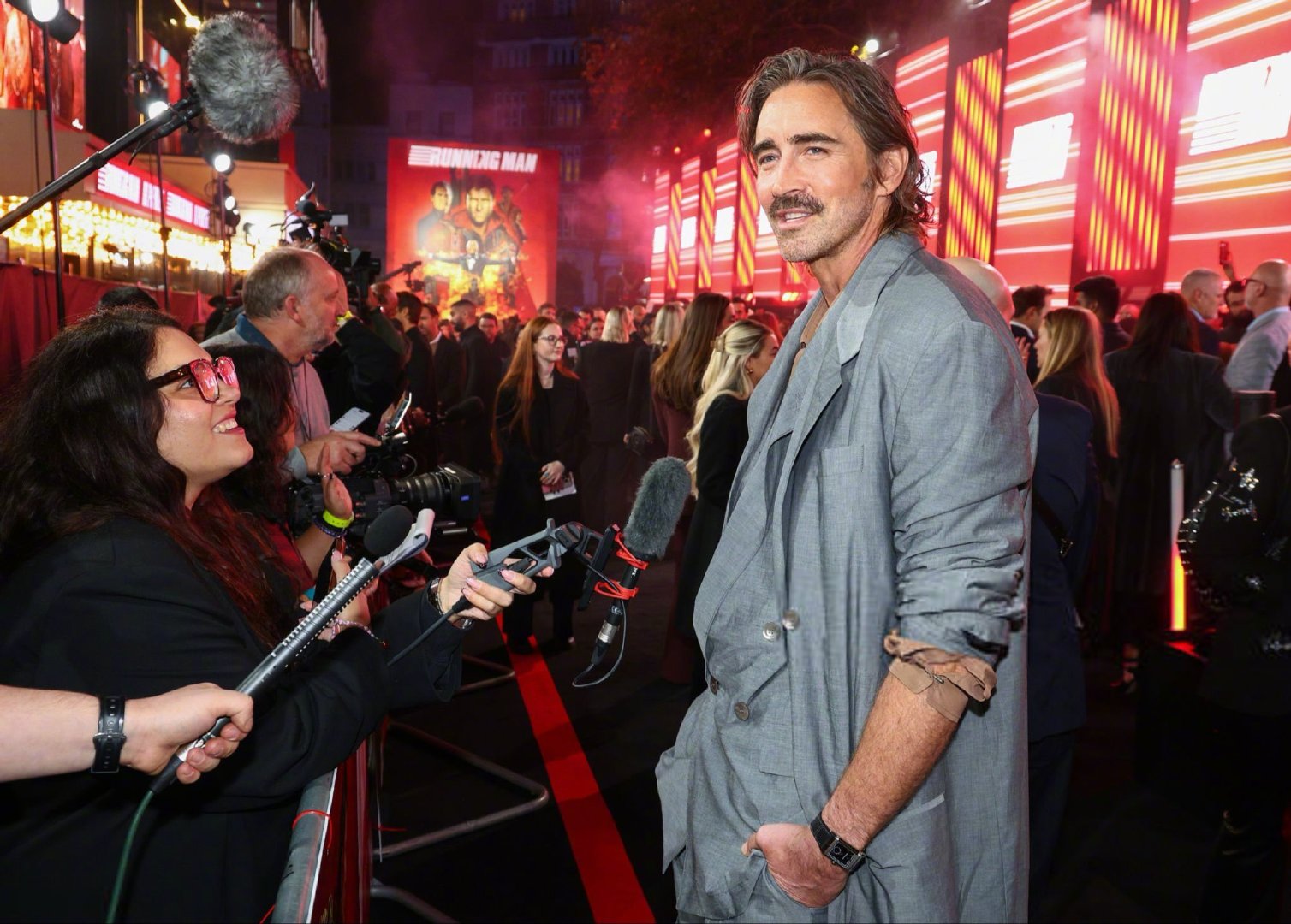 佩佩在电影猎杀游戏伦敦首映礼的红毯图[求关注]佳片奇遇记 ​​​​