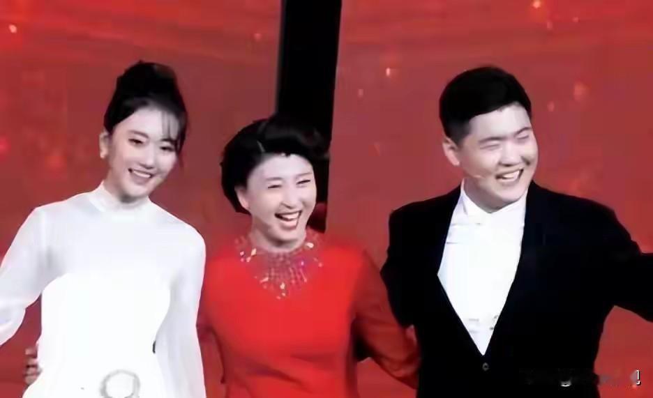 年赚千万却帮不了儿子？闫学晶即将告别依赖之态，恰似幼崽将要“断奶”。这一转变，仿