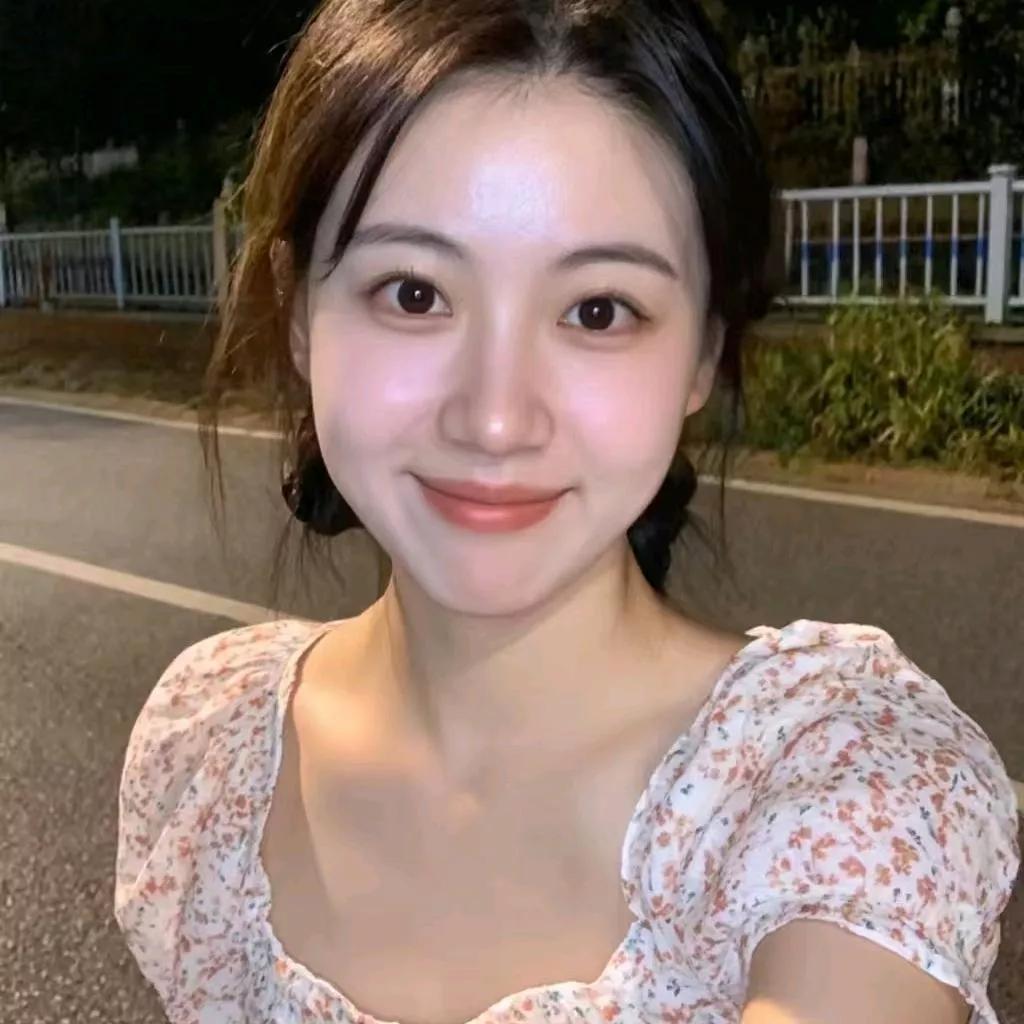 夜晚的微笑，浪漫与美好同在元气满满的微笑 萌萌哒笑容 微笑 微笑 微笑自拍 漫步