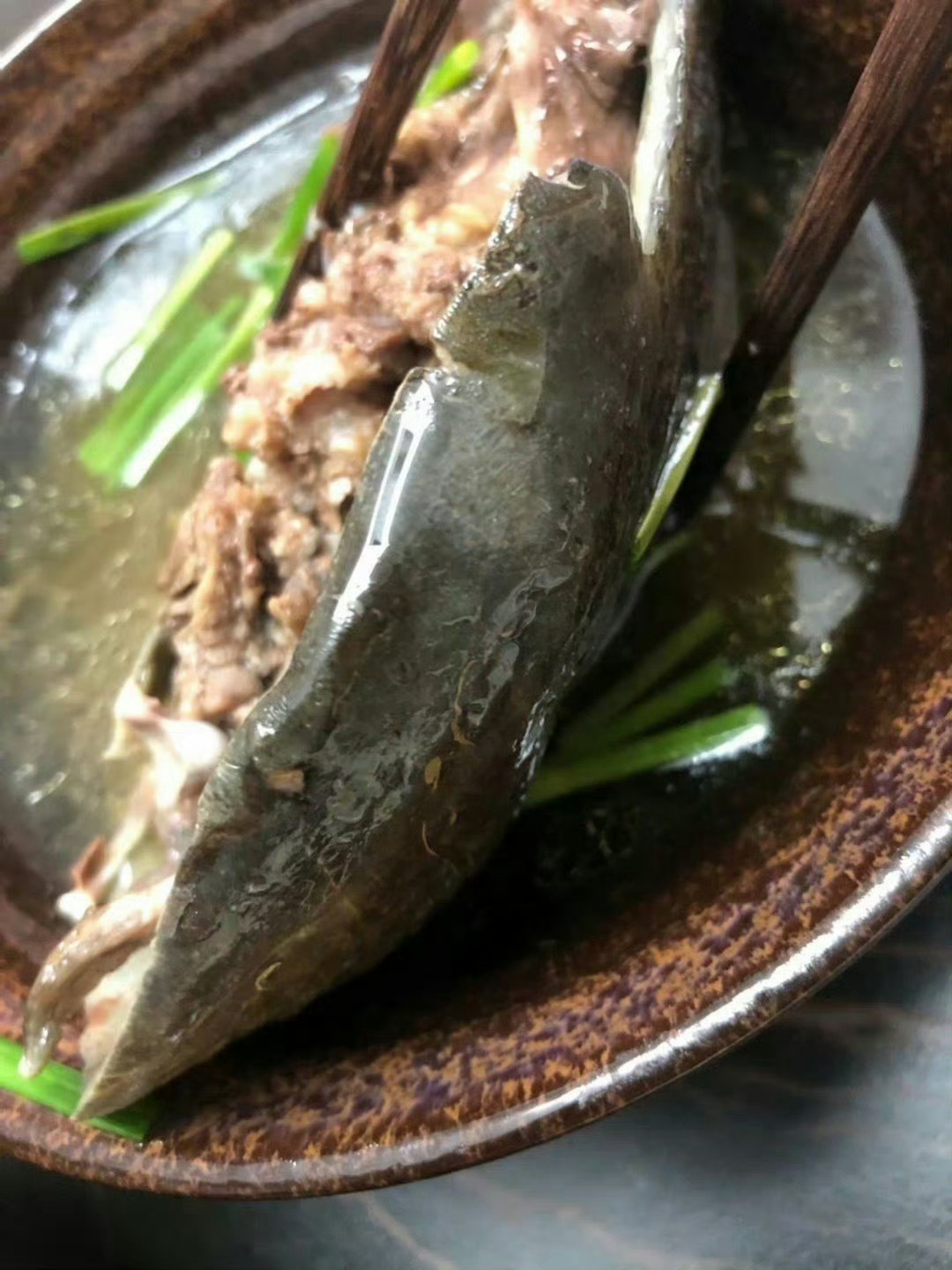 看了几个美食博主的探店视频，忍不住吐槽。        对食材的认知可以说连门都