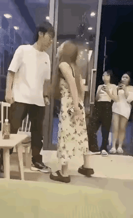 女子往男人脸上吐口水，这画面光想想就让人生理不适。不管什么矛盾，往人脸上吐唾沫，