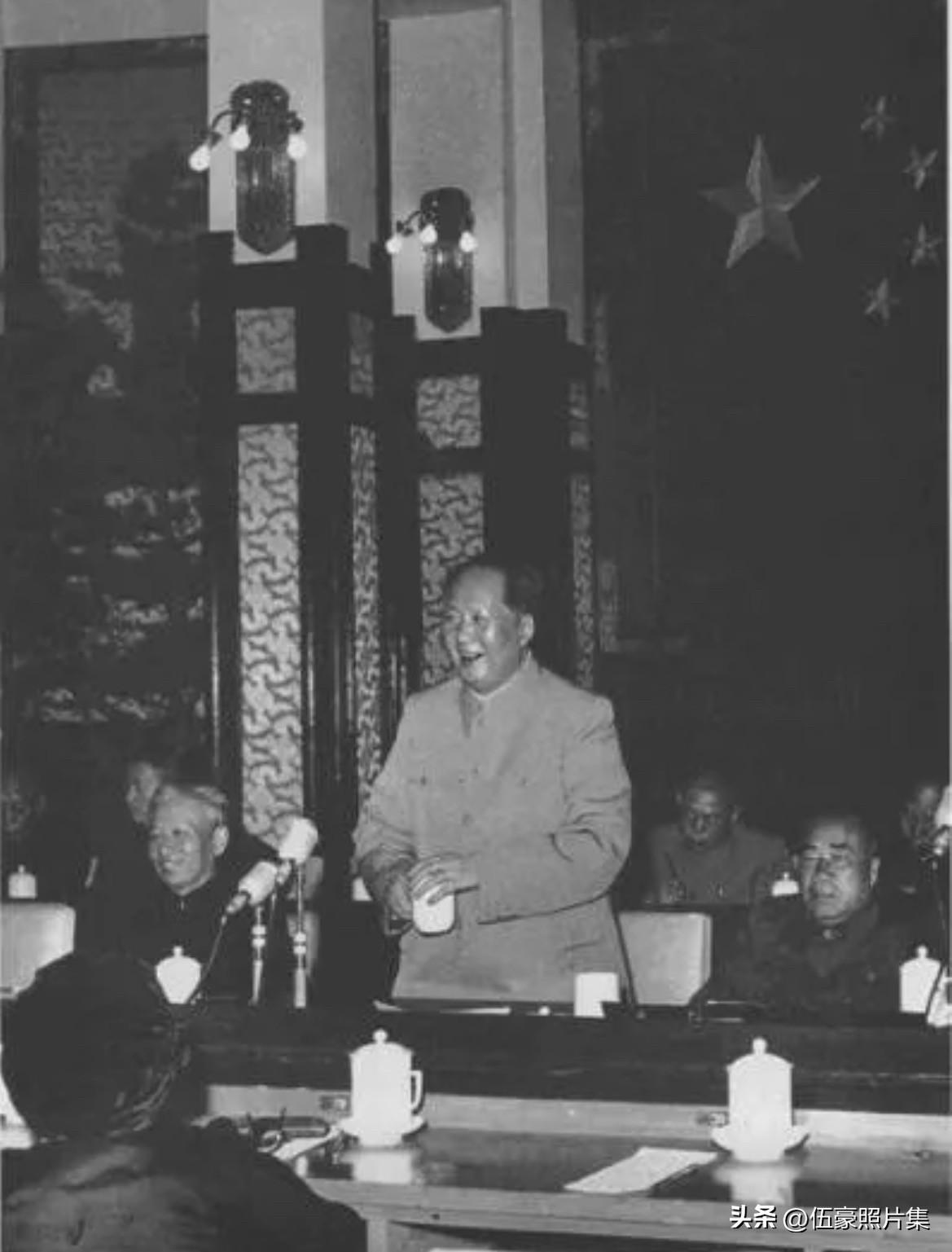 1956年5月2日下午，毛泽东主席在最高国务会议第七次会议上，系统阐述了 《论十