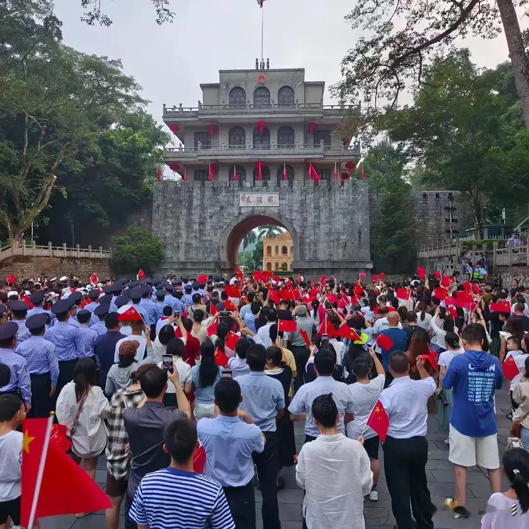 国庆节，在祖国南疆大门友谊关观看升旗仪式倍感骄傲！
友谊关是中国保存比较完整的明