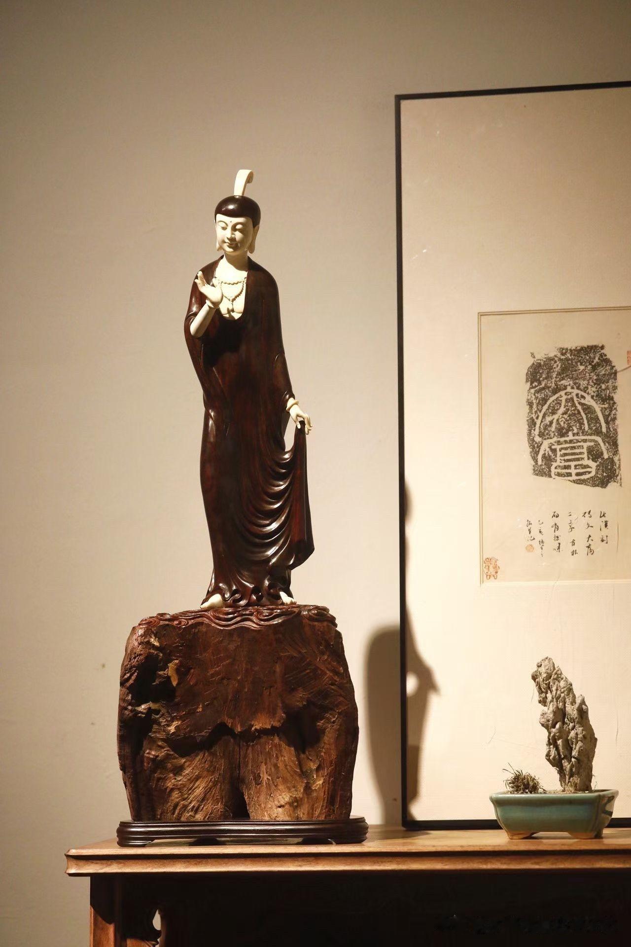 古意，不在繁复，而在气韵。

小叶紫檀与猛犸巧妙相融，整料清刀雕琢，褒衣博带层层