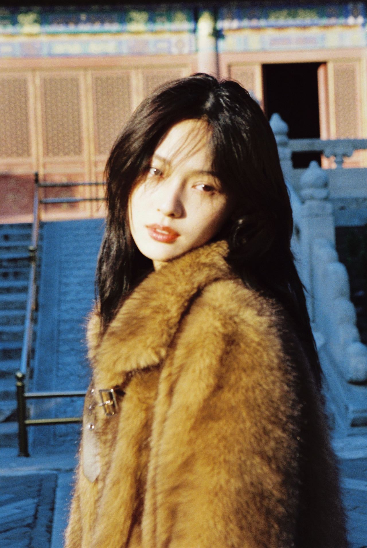 赵佳丽东方感营业写真一叶知秋，一笑倾城。 这组营业图太有东方美人独有的温润感了?