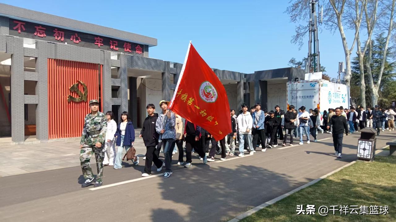 发一张图片，让我猜出你在哪里拍的夏邑县太平一中学生参加清明祭英烈活动。