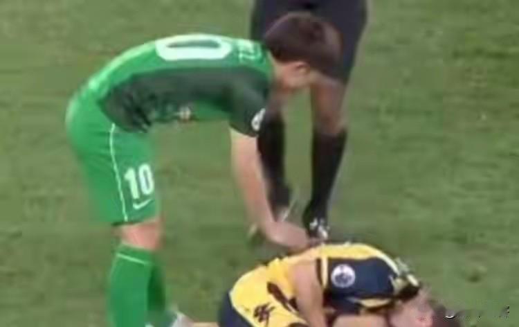 有趣！当年张稀哲在亚冠赛场一脚铲翻的对手如今却成为了他的“顶头上司”。
有时候缘