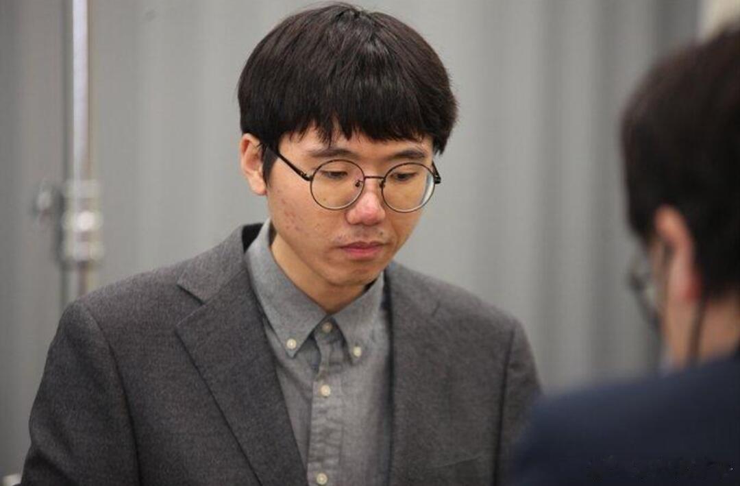 今日，围棋史出现两个史上第一次！让我们诚挚恭喜LG杯官方颁出有史以来第一个完全以