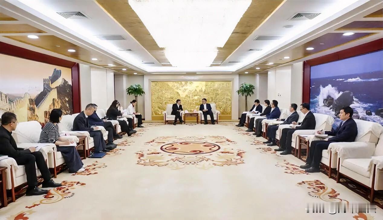 11月21日，中国黄金集团有限公司党委书记、董事长周洲在北京总部会见建信金融资产