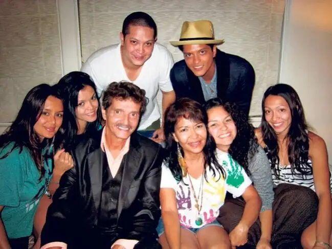 Bruno Mars（布鲁诺·马尔斯）拥有波多黎各、东欧犹太、西班牙和菲律宾四国