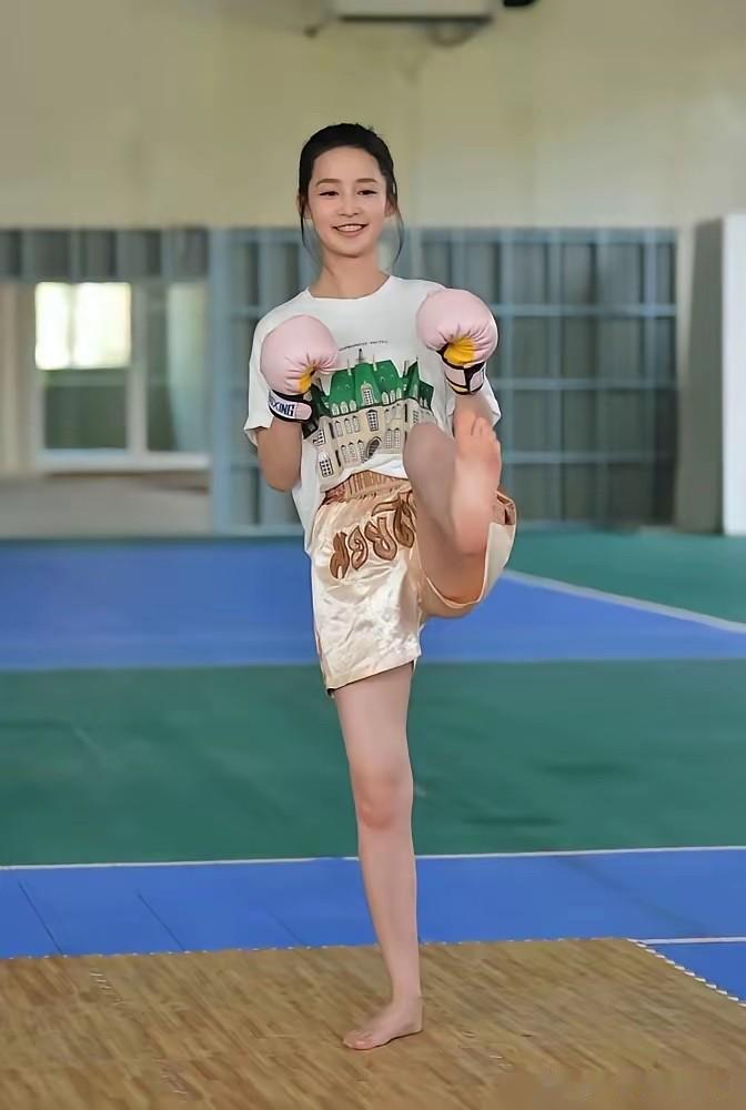 李沁在荧幕里是那么高挑，身材圆润，怎么现实中的她这么娇小一个，可能只穿37码的鞋