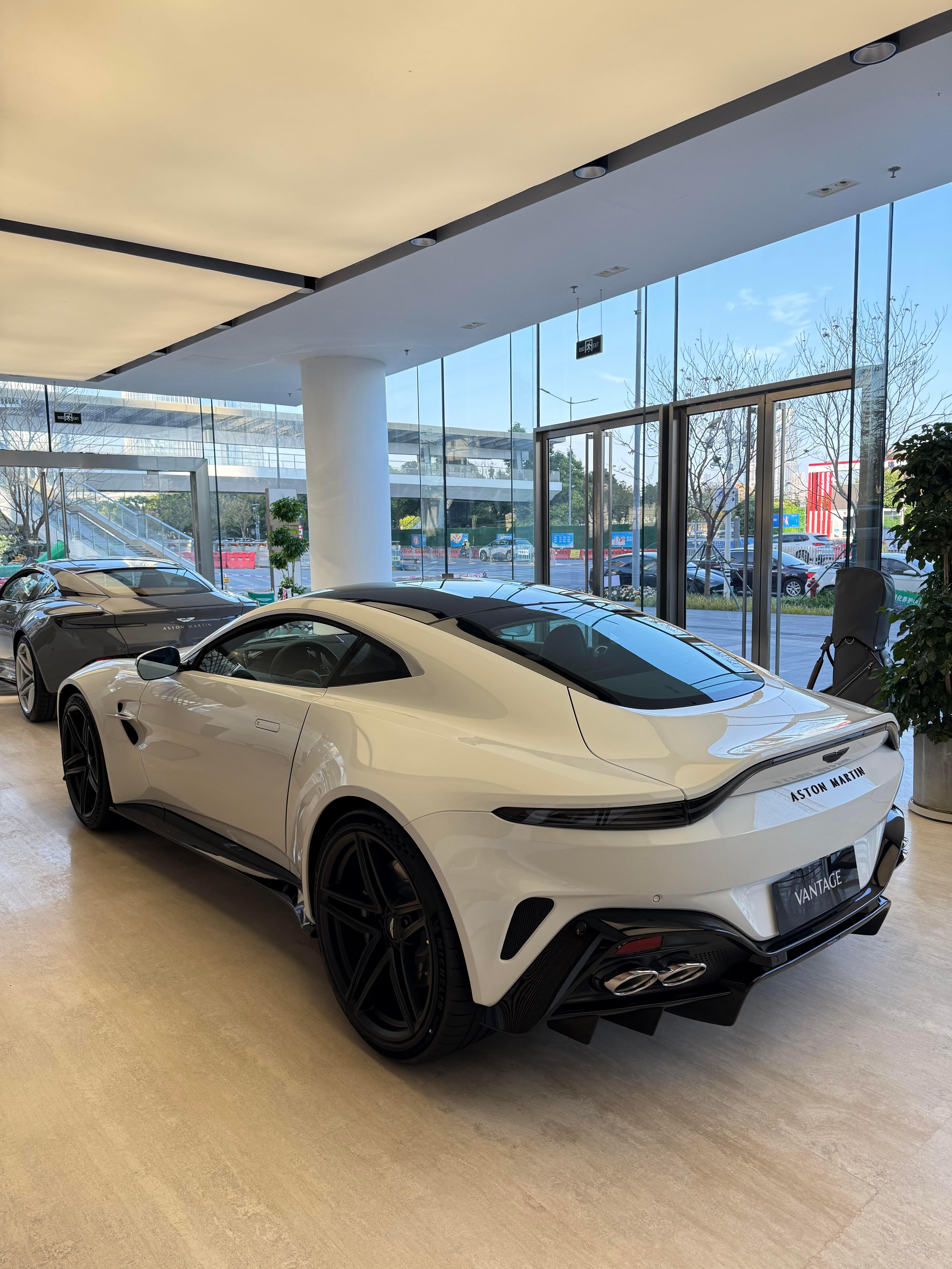 阿斯顿·马丁Vantage🚗✨外观设计：巨大的前水箱护罩不仅是为了视觉张力，更