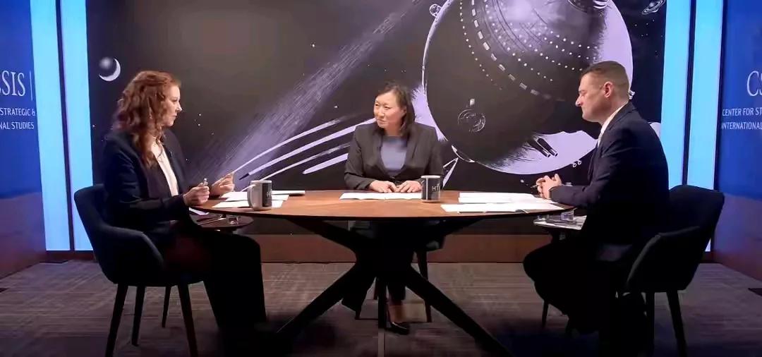 一边磨刀对准中国，一边喊冤装受害者。美国的双标，这回上太空了！
 
5月26日华