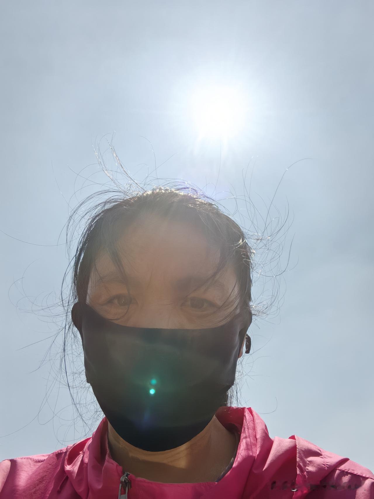 今天上午薅完谷苗回家，邻居大妈在家门口看到我回来了，问我薅完了吗？小木，我说都薅