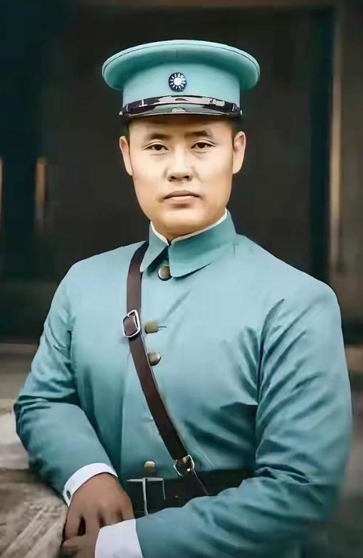 1949年，蒋介石因傅作义促成北平和平解放，密令毛人凤暗杀傅作义。毛人凤派出女特