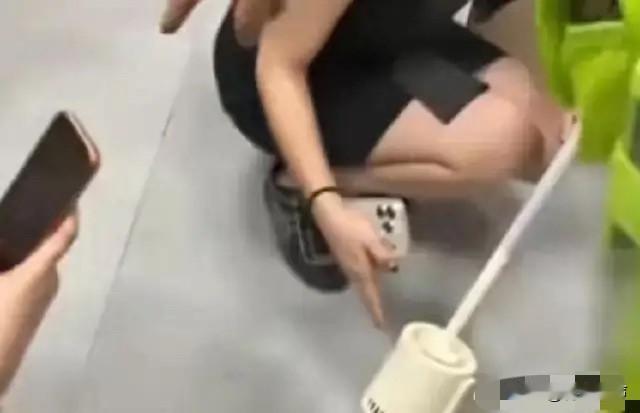 四川，有个男的对女子的隐私上瘾，没事总想着偷看女子的私密处。这男的联合了一个女的