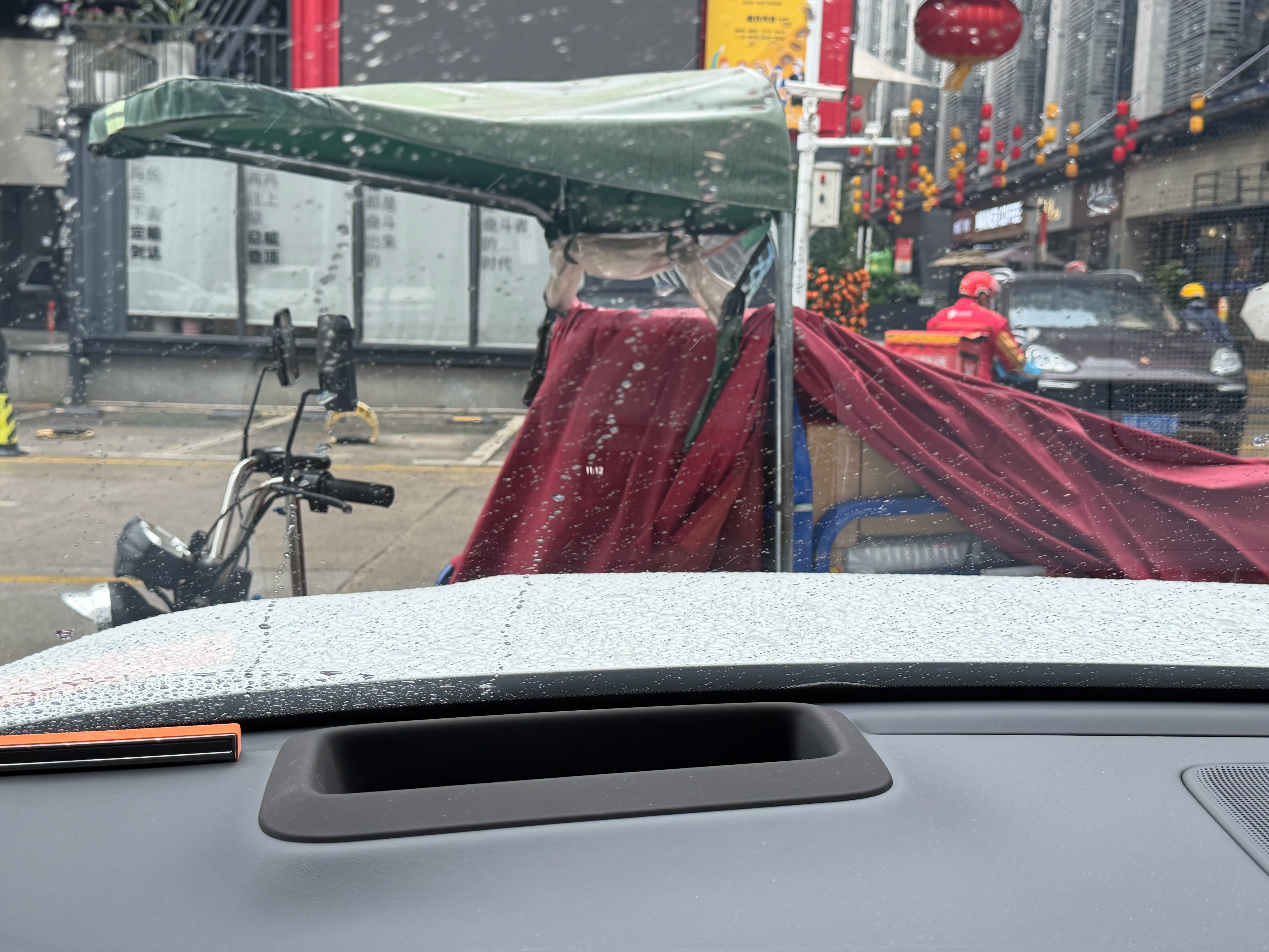 就这么水灵灵地堵着我，还没有电话联系。。。