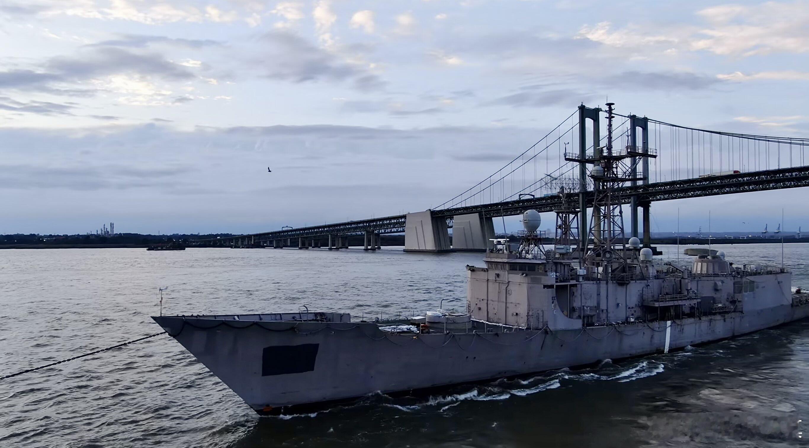 当地时间9月25日，辛普森号护卫舰（FFG56）被拖离费城海军封存场，前往德克萨