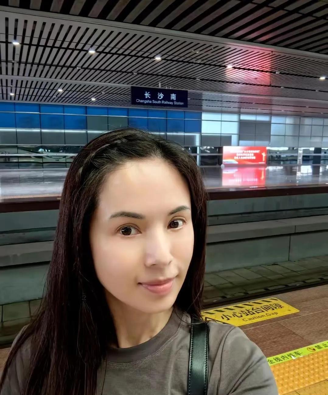 久违了，李若彤。好久不见了，她都不喜欢化妆了。上班也不喜欢坐飞机了，自己一个人坐