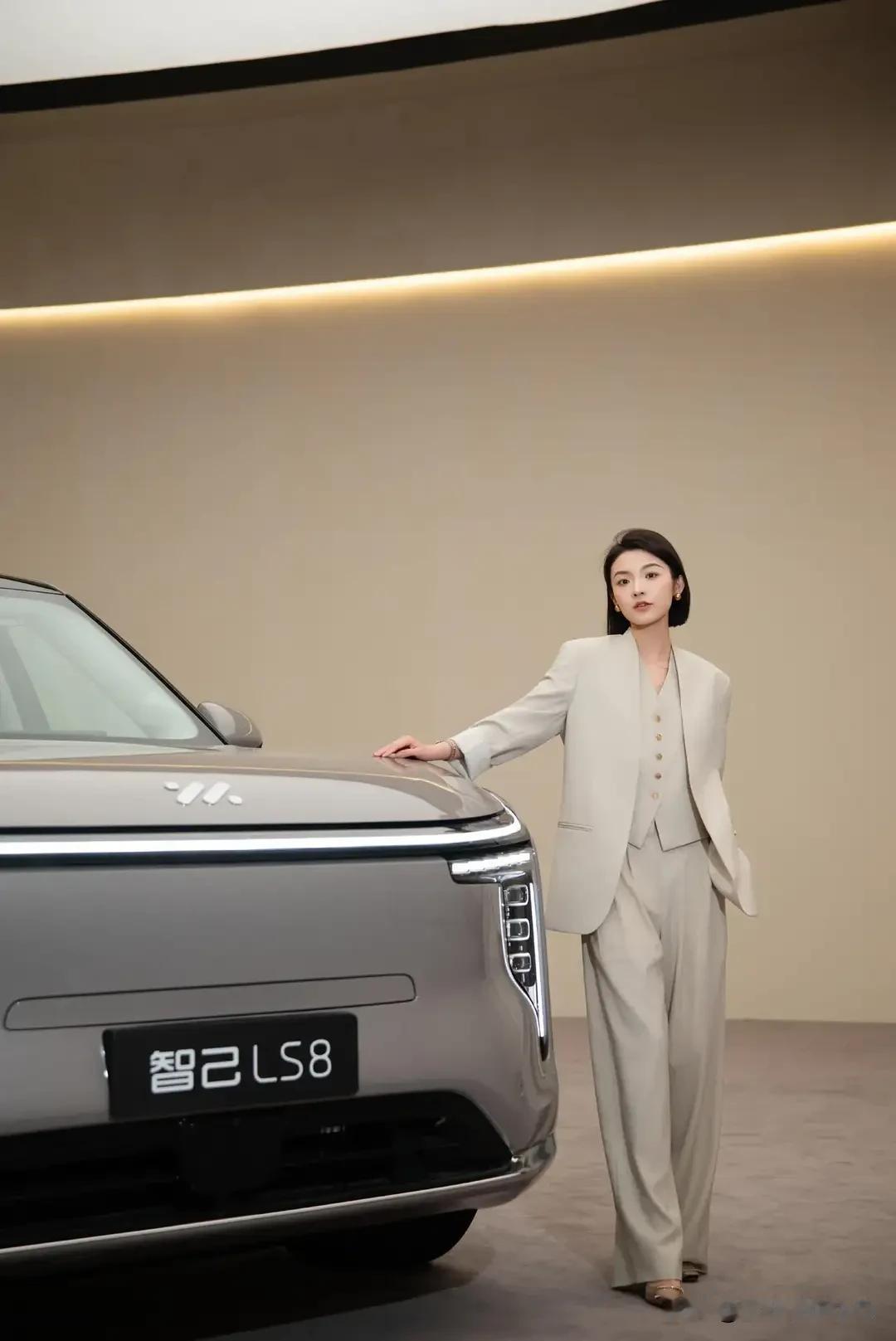 25万级的智己LS8，这简直是性价比之王！全系标配的灵蜥数字底盘3.0和双向24