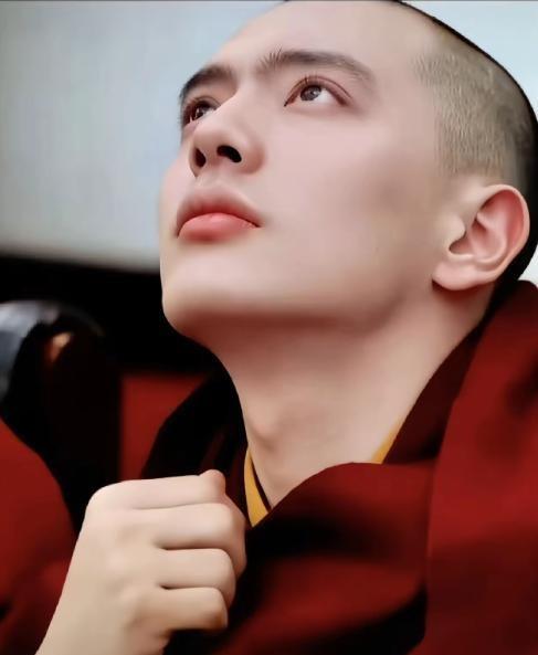 不是因为佛学造诣，也不是因为宗教地位，而是因为一张照片——2001年被认定为第二