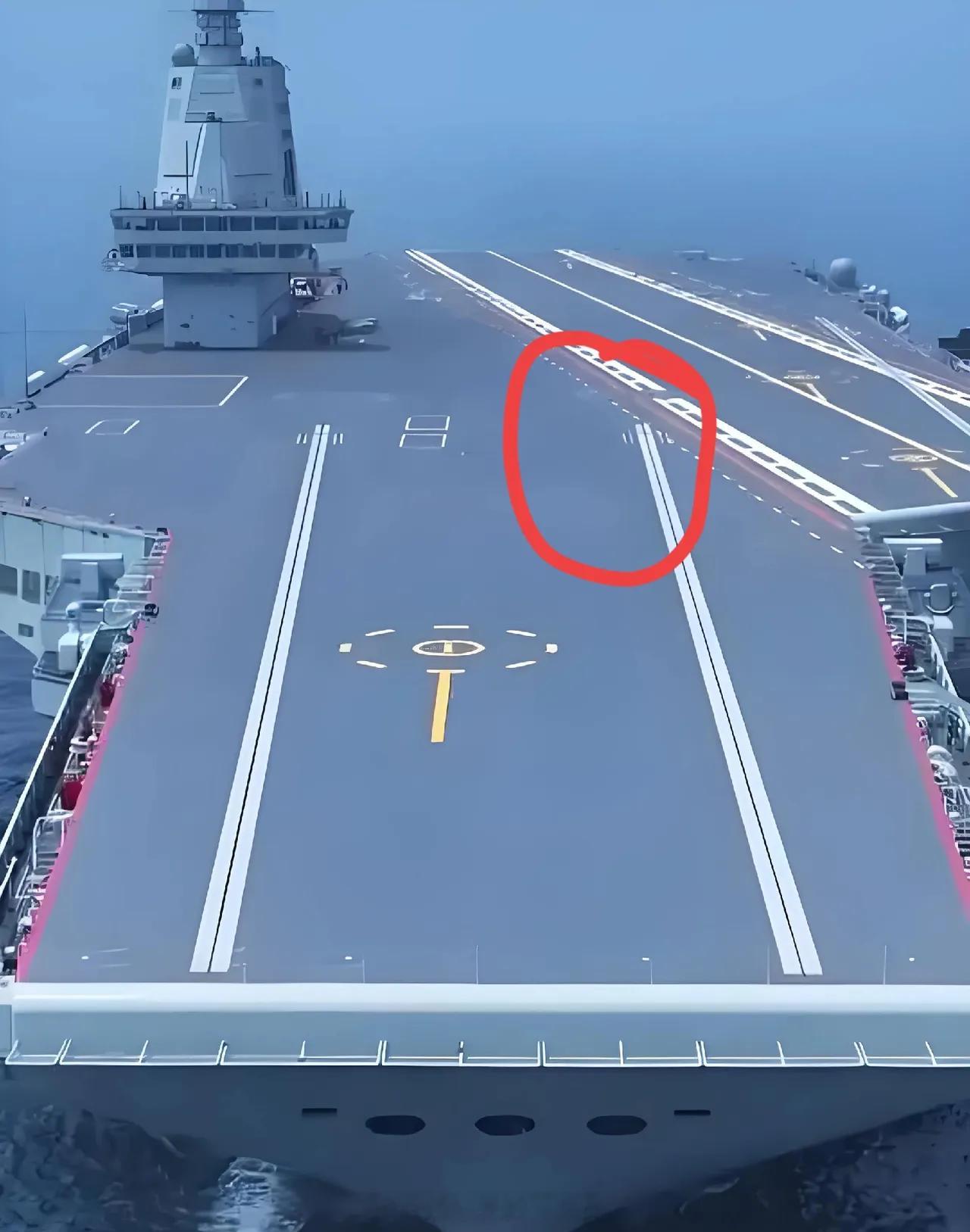 福建舰的遗憾！大家看，福建舰有条电磁弹射轨道是触碰到了降落区。这就导致在舰载机着