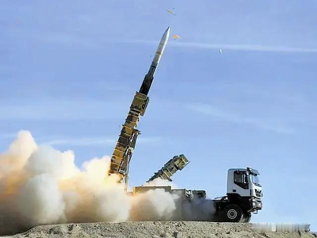 据央视网报道，6日伊朗在20分钟内向以色列领土发射了三轮导弹袭击。

以色列称，