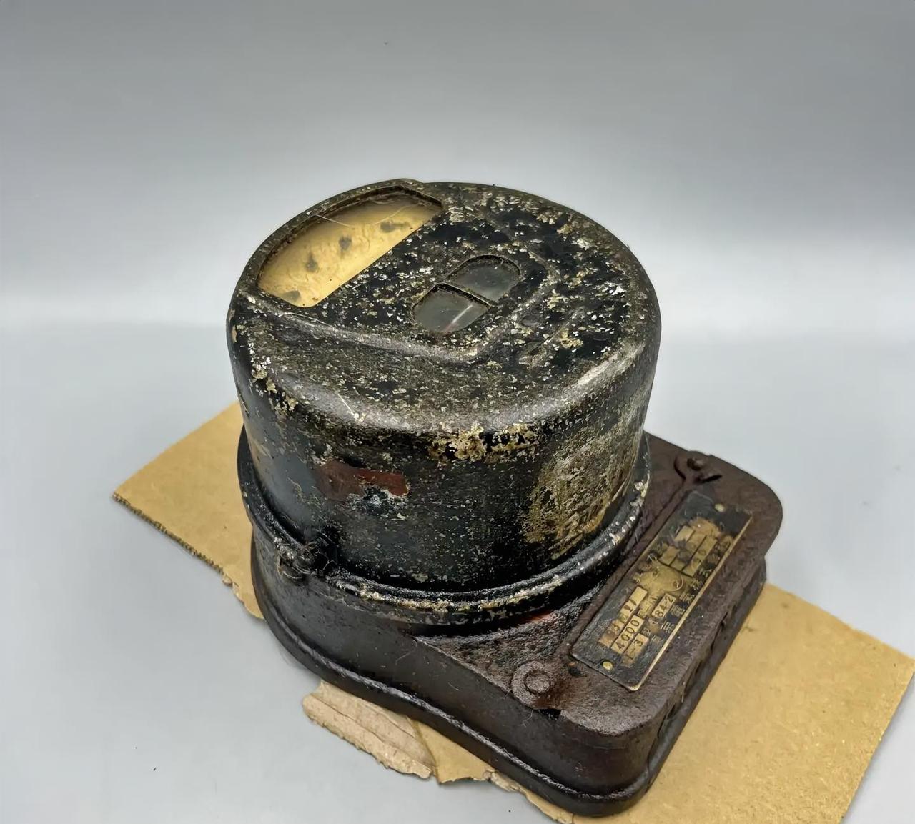 谁见过这玩意儿？我猜90后都懵！
家人们谁懂啊！翻出个老物件，看着像个小铁盒，下