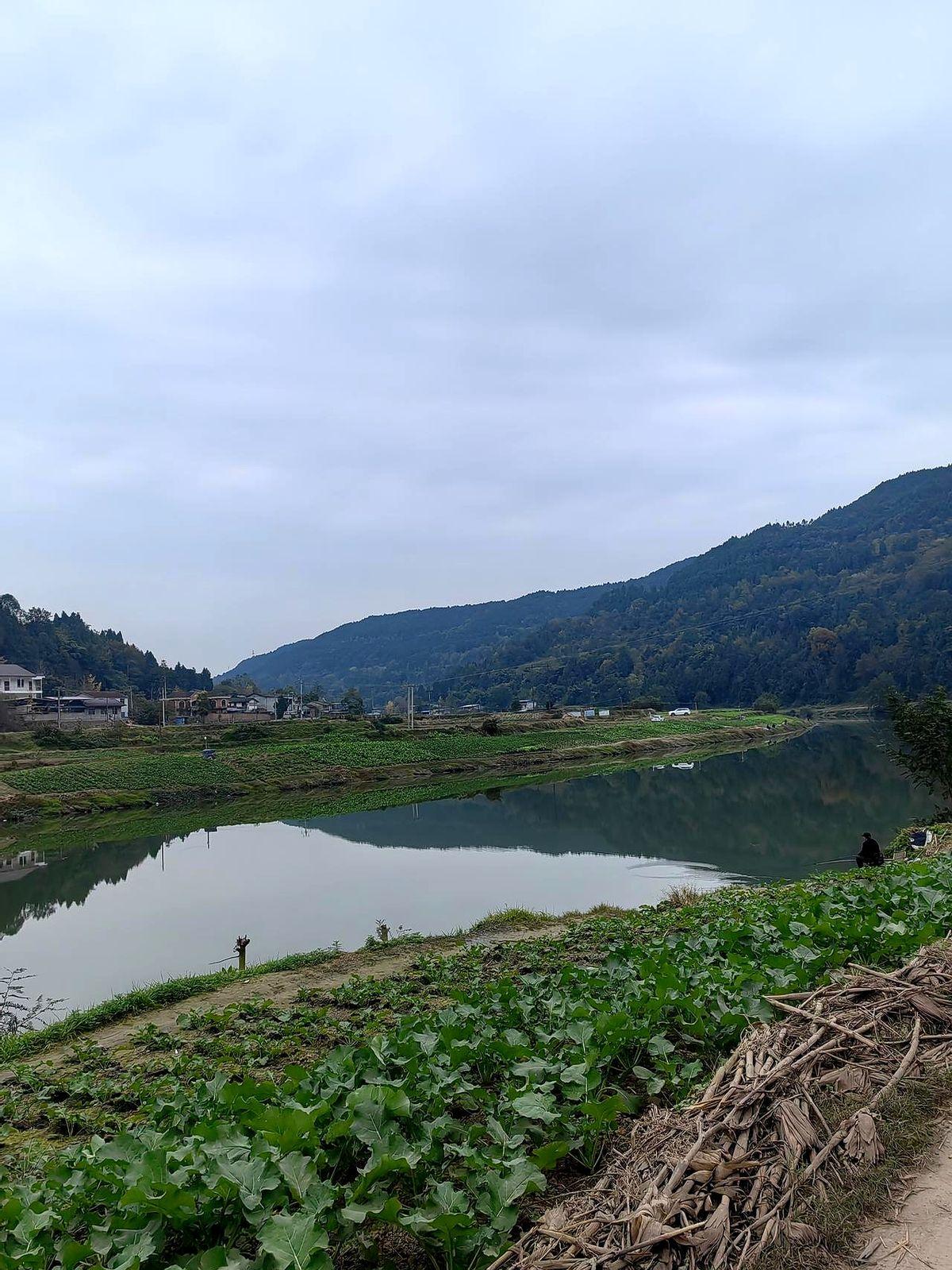 湿着裤子钓鱼，这操作我真是看不懂了。

数九寒天，一小伙子钓鱼不小心掉水里，屁股