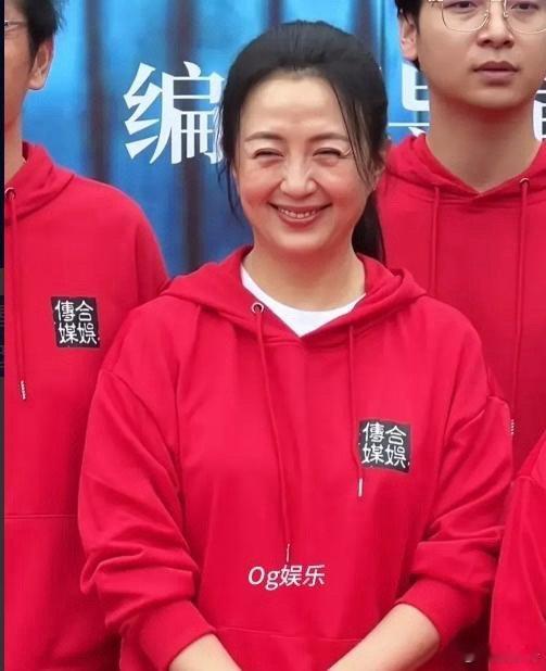 杨童舒新剧启动，素颜亮相面容显老，部分网友感慨：连明星都会老去，普通人又何必费心
