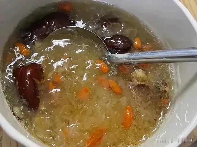 回来稍作调整，去医院看同学的姑娘，手术第四天了，1米66，八十多斤，躺病床上只有