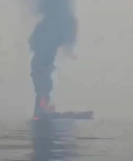 伊朗对霍尔木兹海峡的封锁不是嘴上说说，是玩儿真的。一艘悬挂帕劳国旗的“天光”号油